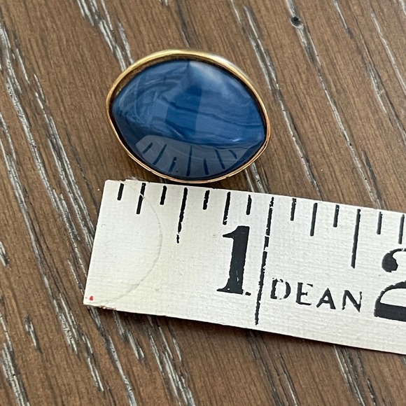 Vintage Avon Clip On Earrings Blue Marbled Acrylic Gold Tone Fashion Jewelry - Picture 3 of 3